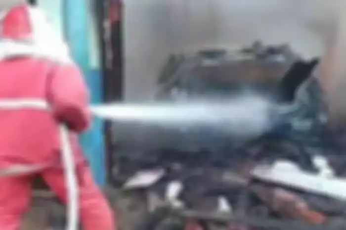   Sebuah rumah di Desa Rejoagung, Kecamatan Srono, Kabupaten Banyuwangi terbakar, Senin (11/12/2023) menghanguskan motor dan mobil.