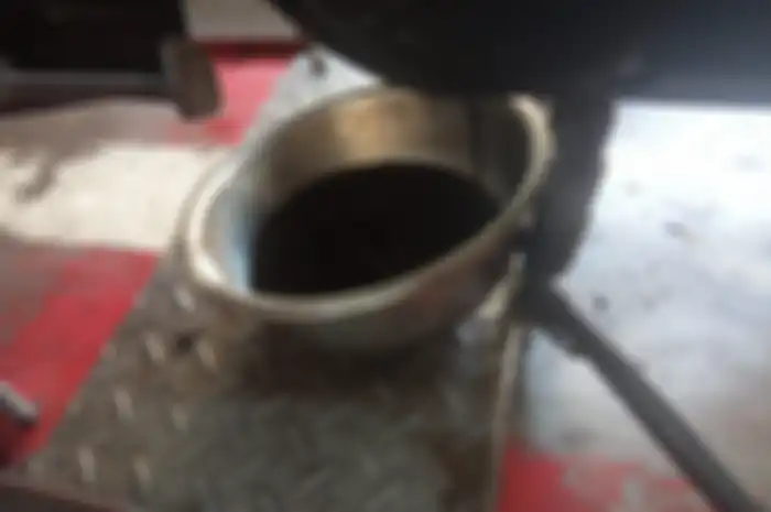 Ilustrasi ganti oli motor. Waspada pakai oli palsu begini efeknya di mesin motor!