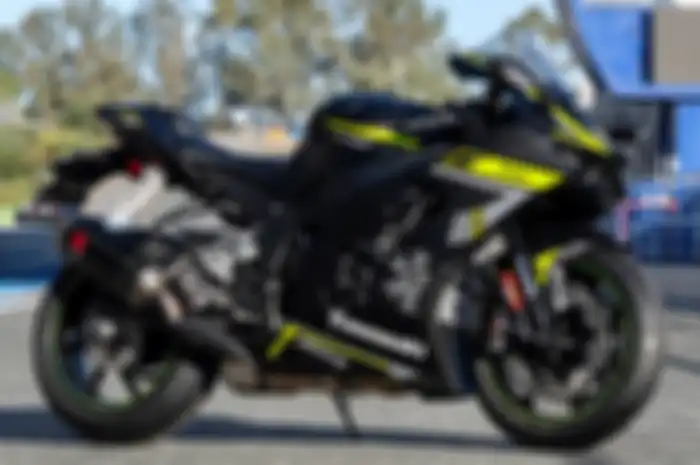 Kawasaki Ninja ZX-10RR Winter Test Edition dominan warna hitam