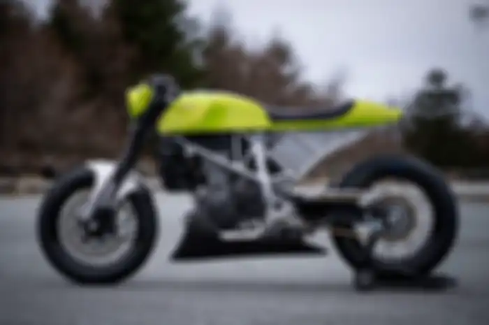 Tampak samping modifikasi motor KTM Duke 690 custom cafe racer.