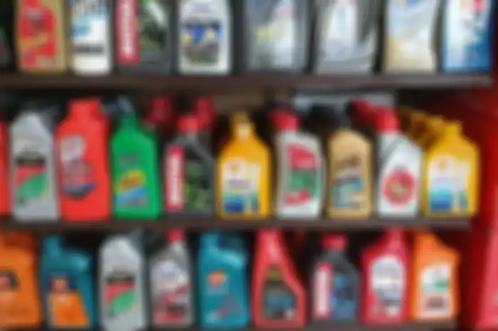 Ketahui keunggulan oli sintetik, oli mineral dan oli ester mana paling bagus untuk mesin motor.