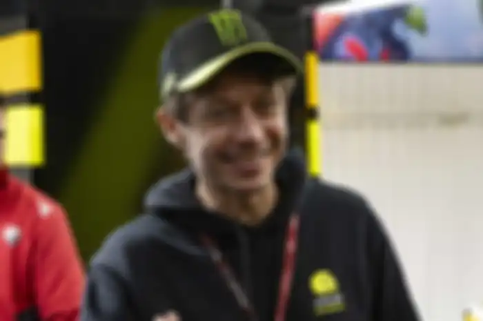 Terungkap fakta Valentino Rossi juga punya hobi balap liar saat remaja, di kala malam tahun baru. 