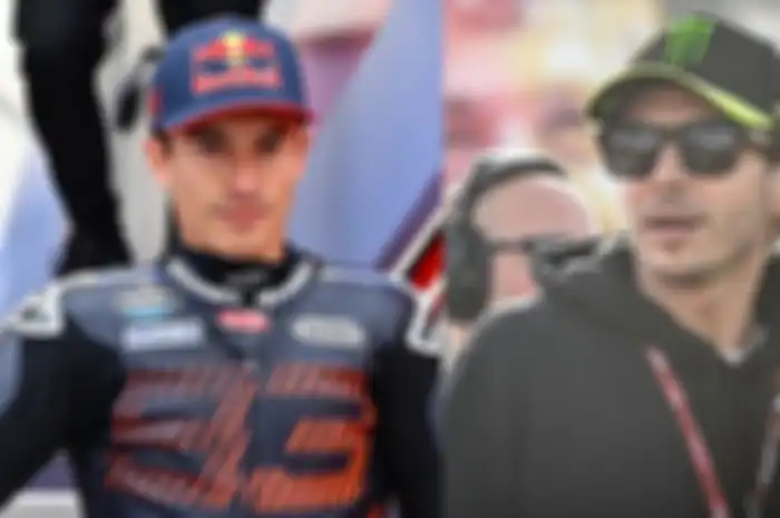 Bukan main Marc Marquez (kiri) ke Gresini Racing di musim MotoGP 2024 jika rencana berjalan lancar bisa incar rekor legenda MotoGP Valentino Rossi (kanan)