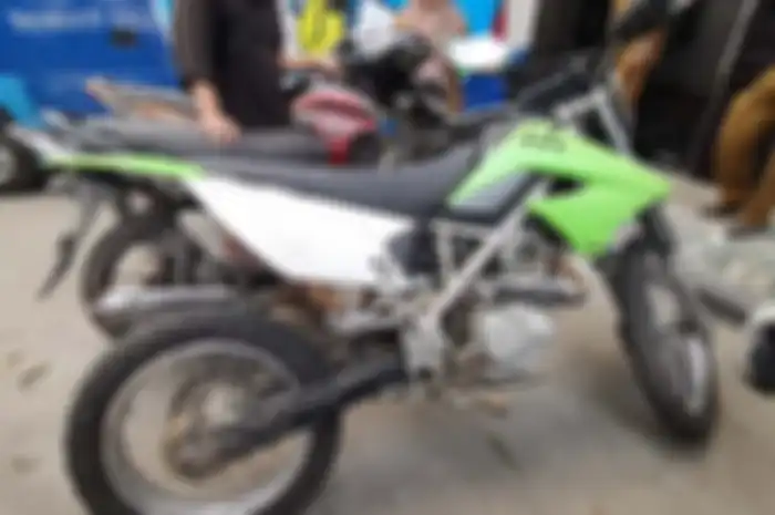 Motor trail Kawasaki KLX 150S akan dilelang KPKNL Palopo mulai harga Rp 10 jutaan, peserta lelang harus membayar uang jaminan Rp 5 jutaan.