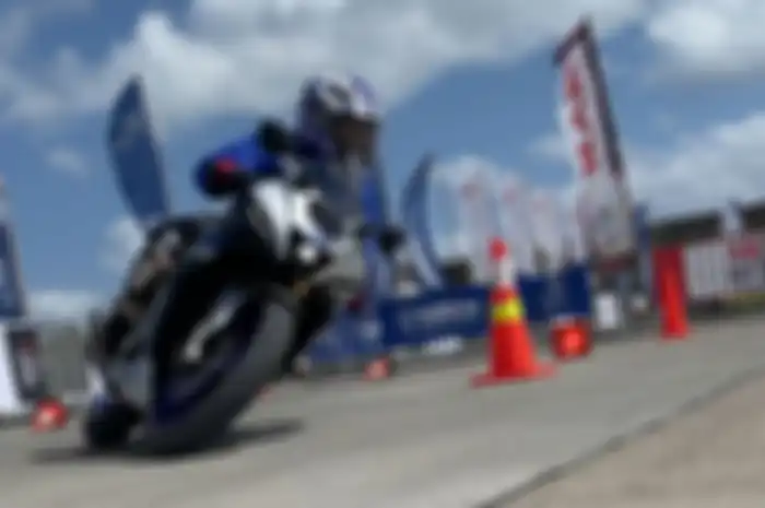 Para pengunjung Yamaha Sunday Race Mandalika bisa mencoba motor All New R15 Connected