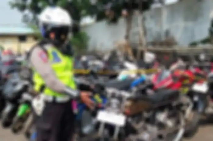 Polisi Surabaya amankan 350 motor knalpot brong jelang Nataru 2024.
