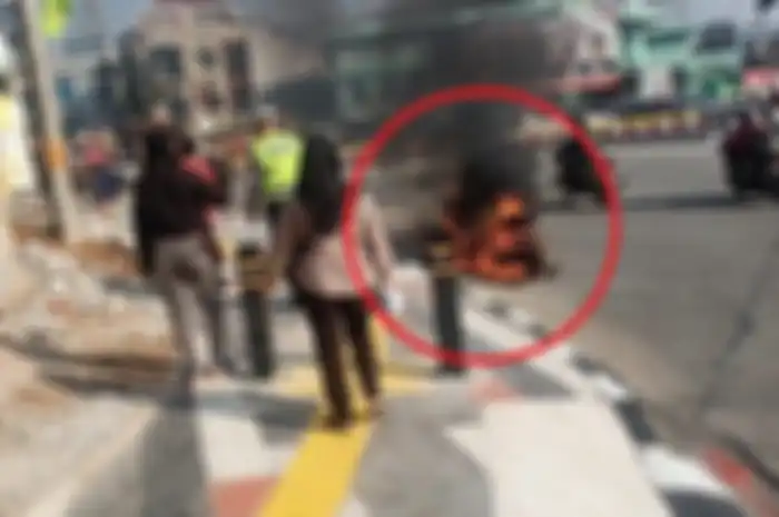 Motor matic Honda Scoopy terbakar hangus di Depok.