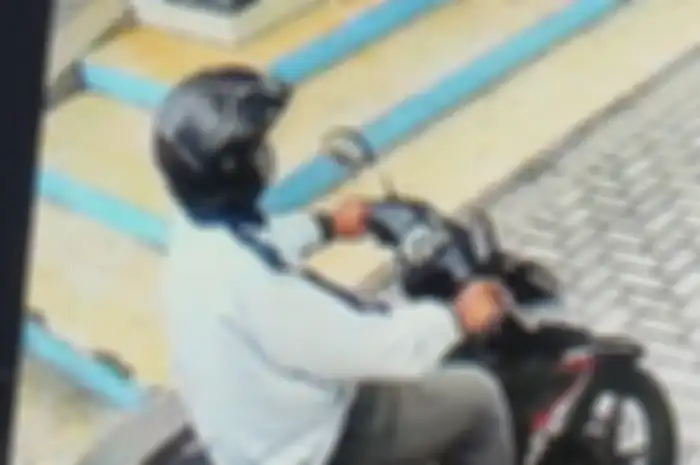 Aksi maling motor sebelum beraksi terekam CCTV. Alasan terjerat pinjol jadi nekat curi.