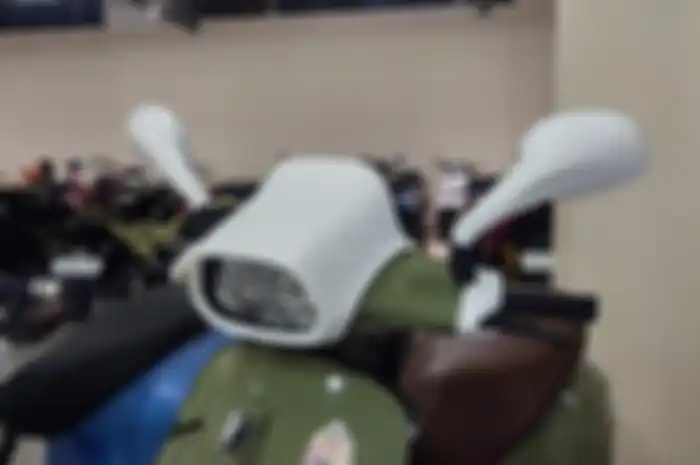 Retro look nih, modifikasi motor Vespa matic pakai kaca spion Kymco Trend.