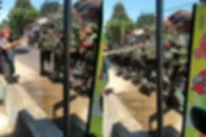 Viral para prajurit TNI malah disiram oleh warga saat sedang latihan