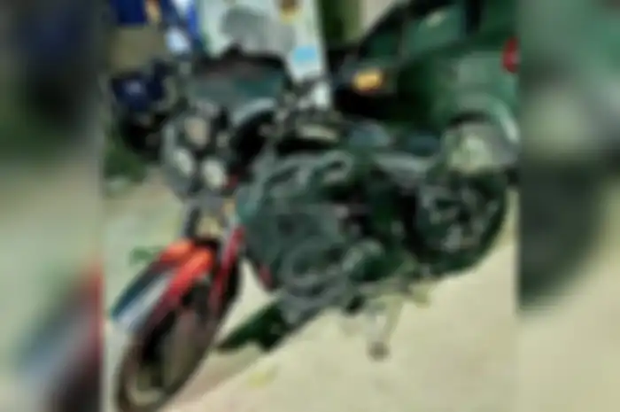 Tampilan modifikasi motor Royal Enfield Classic 350 yang memakai part Harley-Davidson.