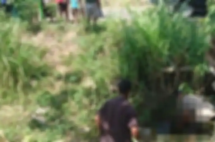 HK (35) seorang perempuan warga Desa Sambirobyong, Kecamatan Sumbergempol ditemukan jatuh di aliran sungai patusan (saluran pembuangan pengairan).