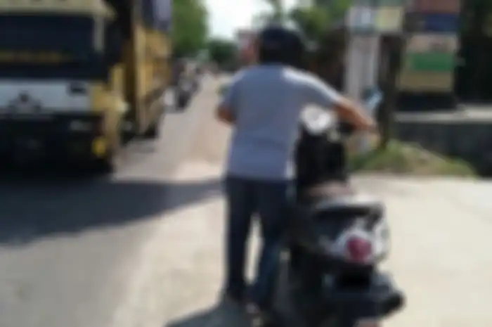 Motor mogok kehabisan bensin cek dari HP lokasi SPBU paling dekat.