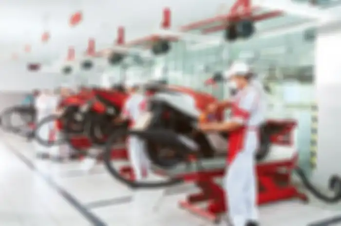 Ilustrasi servis motor Honda di AHASS. 