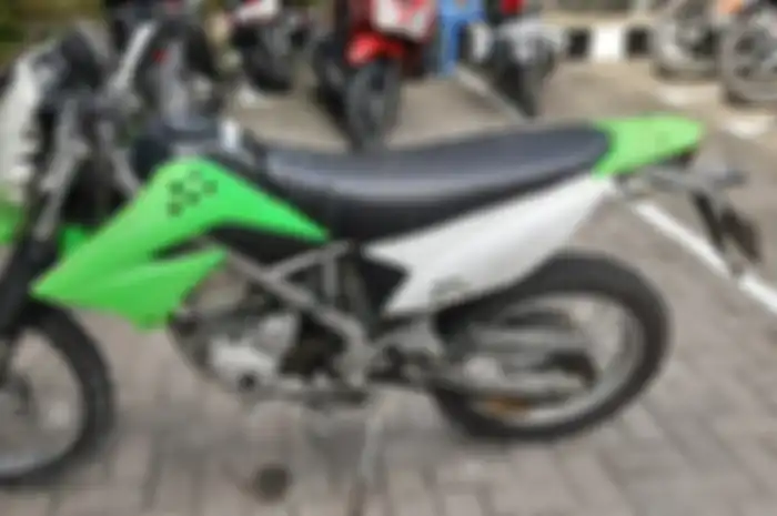 Kawasaki KLX 150 tahun 2012 akan dilelang KPKNL Pematang Siantar mulai harga Rp 2 jutaan.