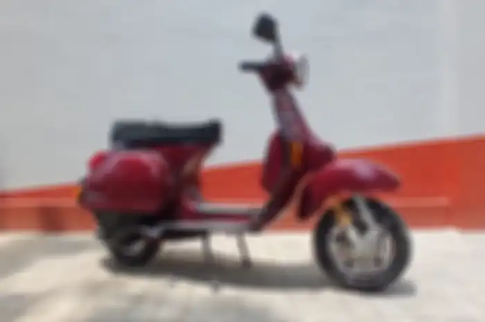 Vespa klasik tipe PX Exclusive 2 dilengkapi sokbreker Scarlet Racing.