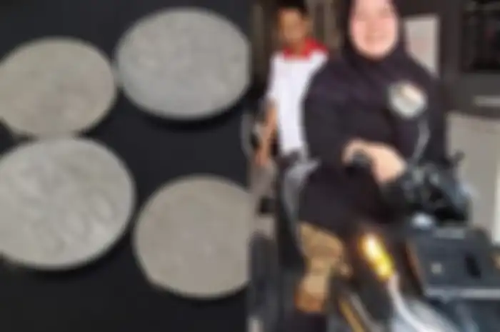 Ilustrasi uang koin Rp 500 dan Rp 1000 dipakai untuk beli motor baru.