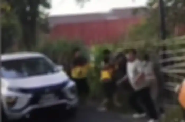 Anggota polisi dikeroyok geng motor di Jalan Soreang- Banjaran, Kabupaten Bandung, Jawa Barat, Kamis (21/12/2023).