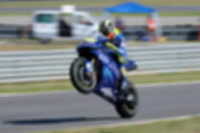 Valentino Rossi bersama Yamaha tahun 2004 langsung juara dunia padahal tahun 2003 Yamaha nol kemenangan
