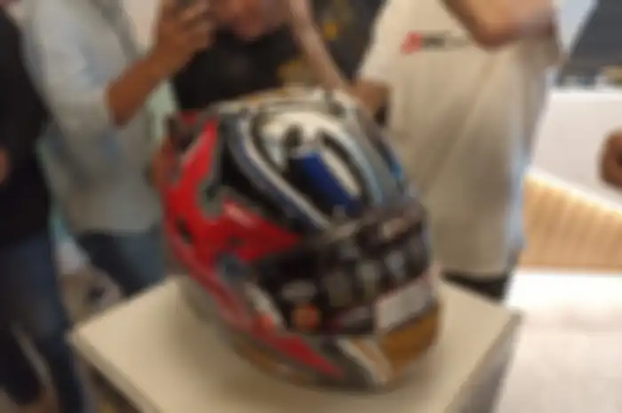 Helm Arai RX-7X edisi Shinya Nakano Shuriken Gold Series yang dijual terbatas 300 unit untuk pasar Indonesia. 