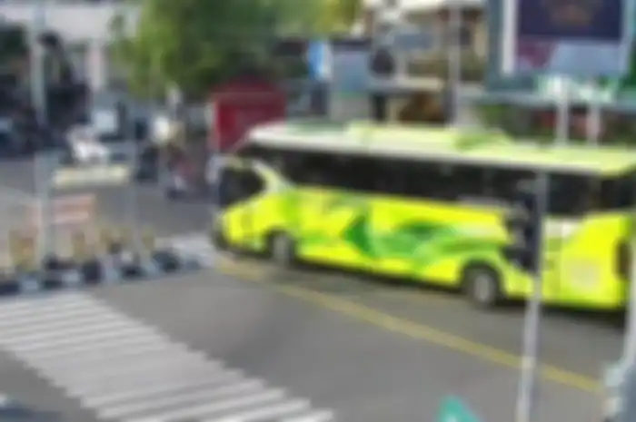 Bus pariwisata tabrak motor di Perempatan Gading, Playen, Gunungkidul pada Minggu (24/12/2023), korban luka parah. 