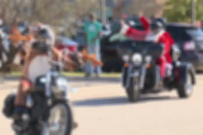 Momen Santa Claus riding bareng klub moge Silverbacks Motorcycle Club di Texas, Amerika Serikat saat malam Natal.
