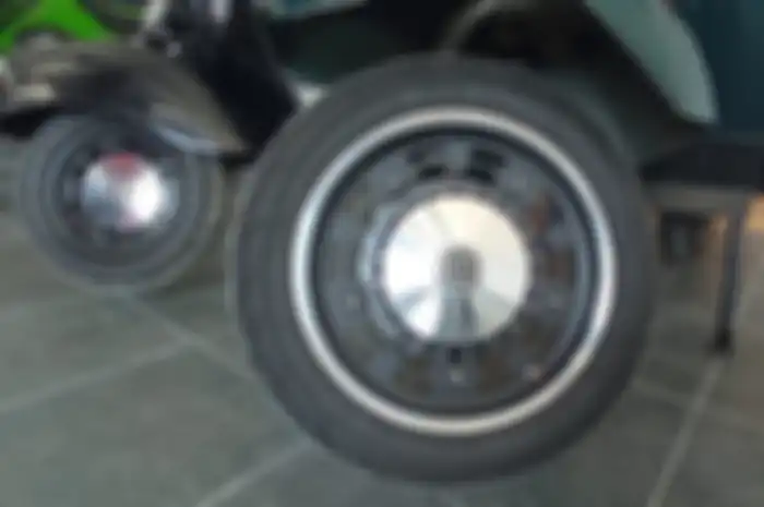 Pelek Scarlet Racing untuk modifikasi Vespa klasik.