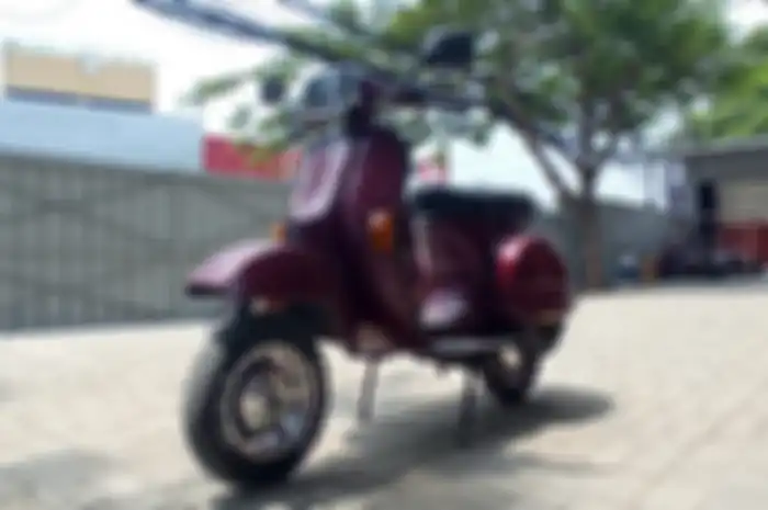 Vespa Exclusive pakai pelek Scarlet Racing ring 10.