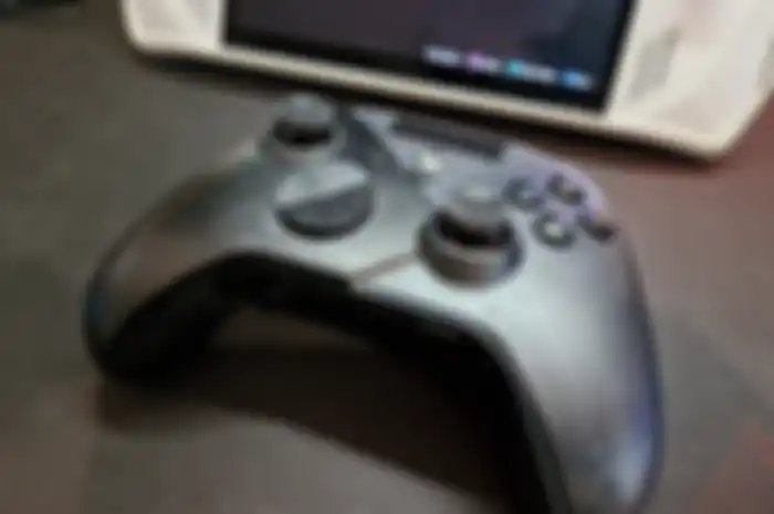 Gamepad perdana dari ASUS ROG, Raikiri Pro dengan desain menarik, layar OLED, namun tetap menawarkan performa gaming yang tinggi