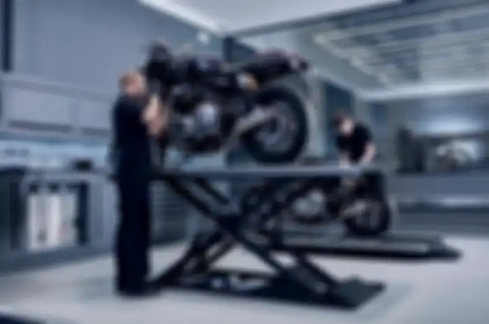 Pabrik motor Norton sedang merakit Commando 961