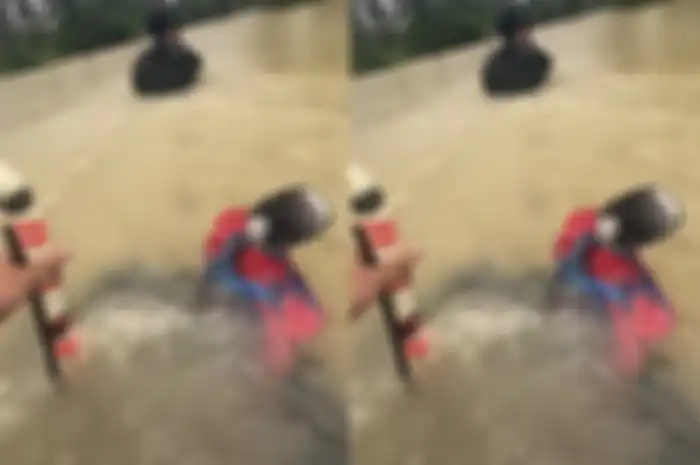 Momen pemotor Honda Supra terobos banjir tinggi banget.