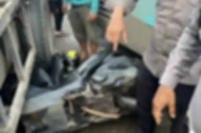 Motor polisi ringsek demi tahan bus yang mendadak mundur dan akan menabrak truk tangki Pertamina
