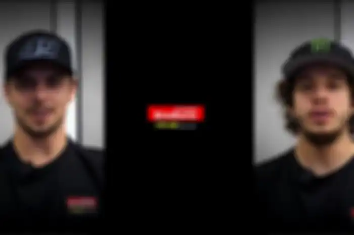 Skuat MotoGP milik Valentino Rossi pamer sponsor baru dan pembalap Fabio Di Giannantonio (kiri) dan Marco Bezzecchi (kanan) judulnya Pertamina Enduro VR46 Racing Team