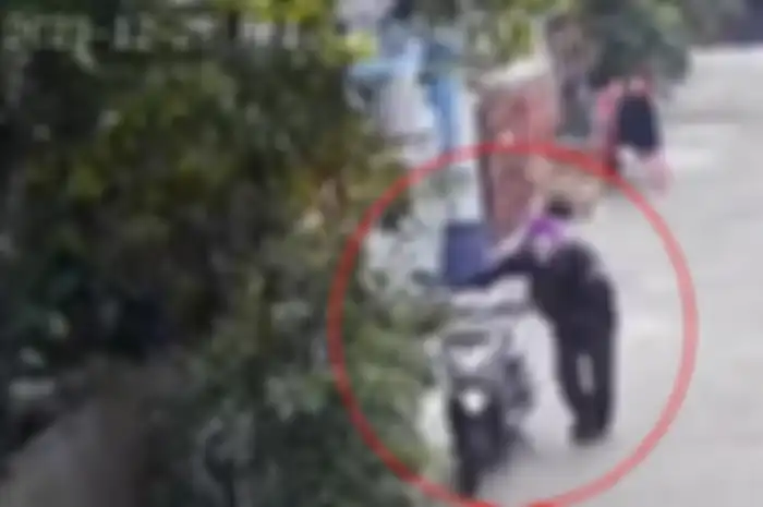 Badut jadi maling motor di Bekasi.