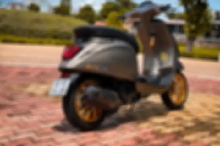 Modifikasi motor Vespa Sprint. Kaki-kakinya nyentrik!