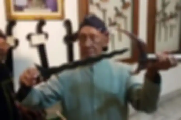 Raden Tumenggung Santo Siswojo Dipuro menunjukan keris Kiai Kala Gumarang, pusaka bersejarah peninggalan Bupati Pendiri Kabupaten Madiun, Raden Ronggo Jumeno berusia 400-an tahun, Rabu (27/9/2017) siang. 