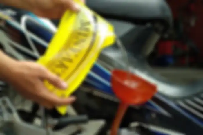Ilustrasi oli campur minyak goreng dipakai di mesin motor.