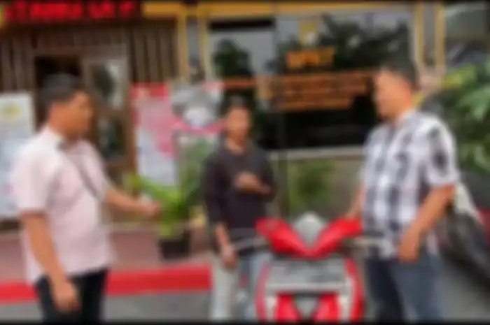 Senyum lebar pemilik motor Honda BeAT di tahun baru. Motor hilang ditemukan lagi oleh Polsek Kebun Jeruk.