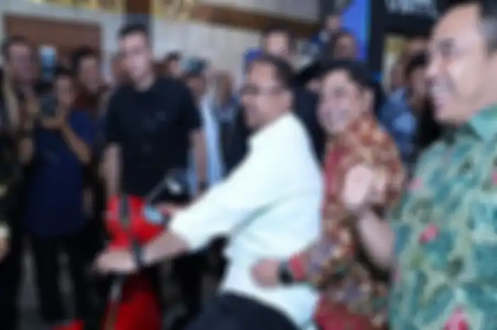 Menteri Agama Yaqut Cholil Qoumas saat naik motor listrik Vespa garapan siswa MAN 2 Bandarlampung.