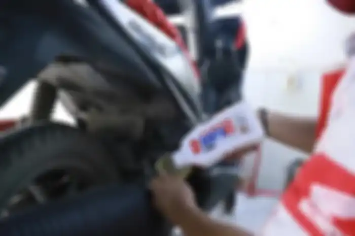 Ilustrasi ganti oli motor Honda menggunakan AHM Oil.