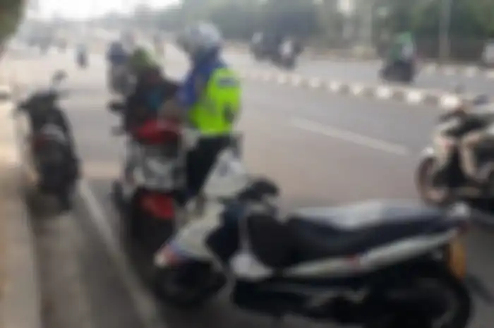 Tilang elektronik (ETLE) tidak bikin pemotor takut melanggar lalu lintas, disarankan kendaraan pelanggar langsung ditahan.