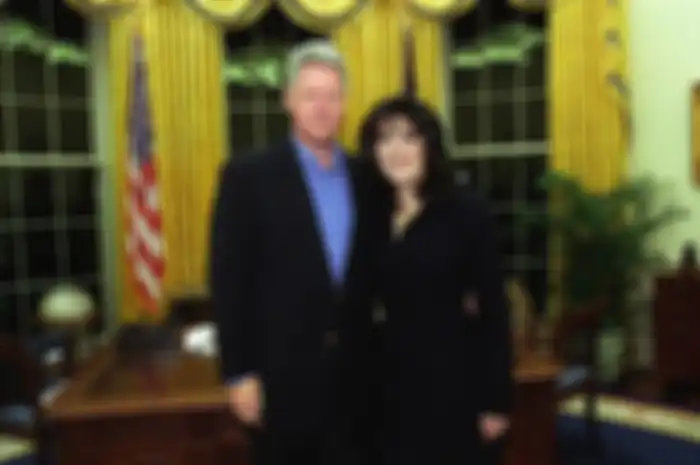 Skandal perselingkuhan Bill Clinton dan Monica Lewinsky. Banyak politikus terkenal yang pernah ketahuan selingkuh, di antaranya adalah Bill Clinton dan Donald Trump. Ada lagi.
