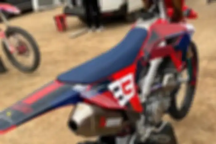 Marc Marquez masih pakai motor trail Honda buat latihan, tapi dikasih stiker Ducati