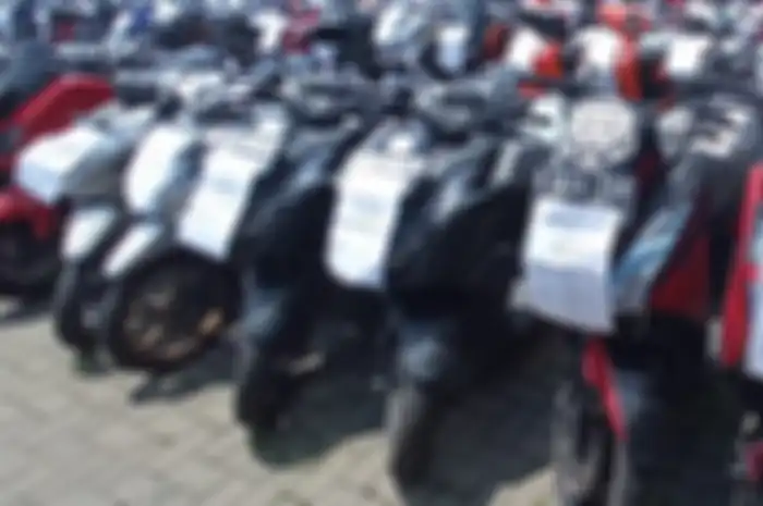 Yamaha Lexi 125 (paling kanan) dijual di Balai Lelang Otolink.