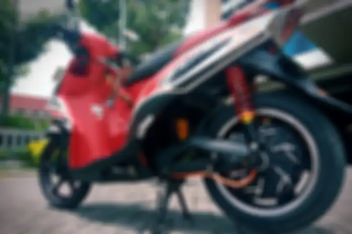 Ilustrasi konversi motor listrik. Begini cara daftar agar dapat subsidi pemerintah Rp 10 juta di 2024.