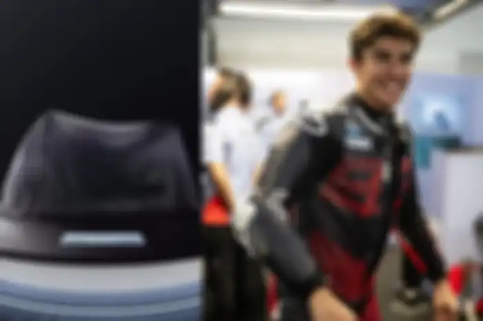 Ilustrasi launching tim MotoGP 2024 Gresini Racig (kiri) dan pembalap Marc Marquez (kanan).