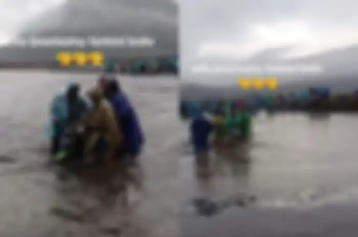 Situasi banjir bandang di lautan pasir Bromo. Motor hampir hanyut terbawa arus.