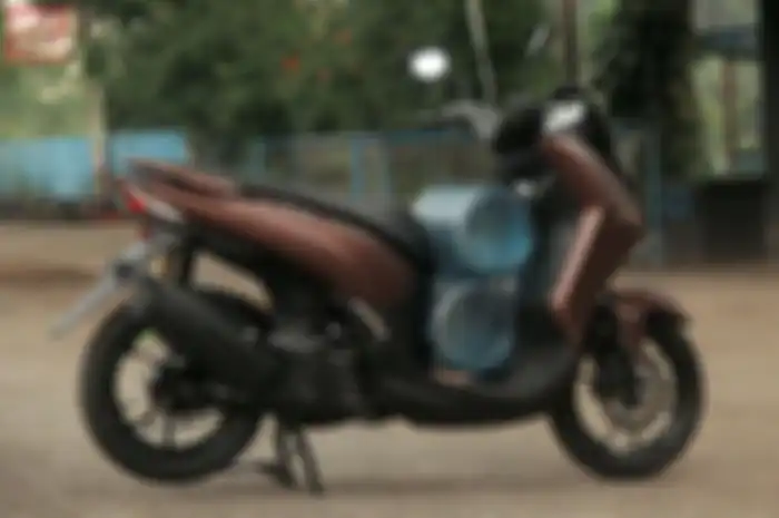 Deck Yamaha Lexi bisa membawa dua galon sekaligus. 
