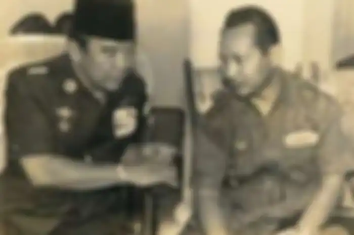 Presiden RI ke I Soekarno dan Jenderal Soeharto. Artikel ini membahas bagaimana kondisi Indonesia pada masa peralihan pemerintahan Sukarno dan Soeharto. Dari Supersemar hingga lahirnya Orde Baru.