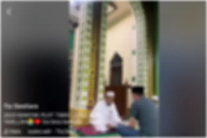 Tia menemani pasangannya saat mengucap 2 kalimat syahadat